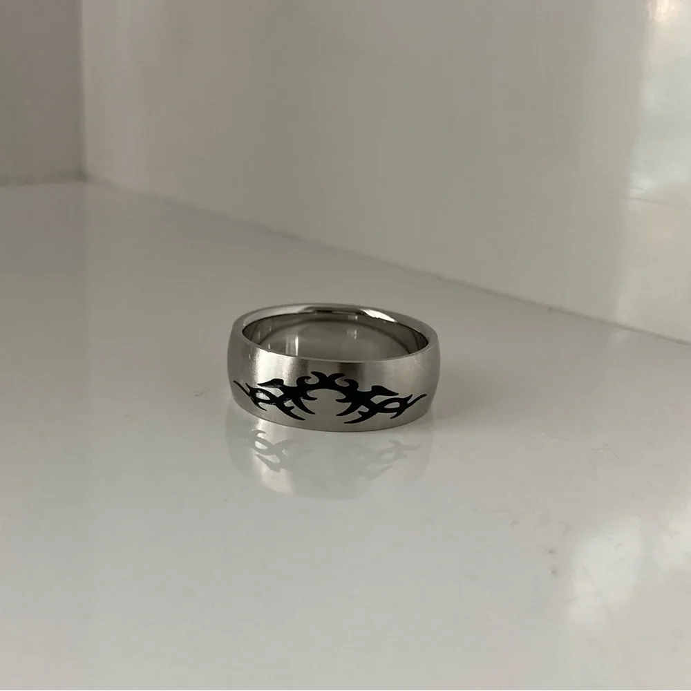 EUC Stainless Steel Mens (or Womens)  Indented Designed Band Ring Size 10.5